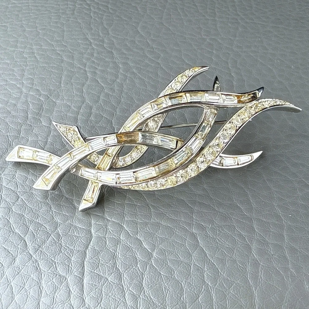 VTG Marcel Boucher Brooch Silver Tone Ribbons Rhinestone Baguettes Chatons 8135P